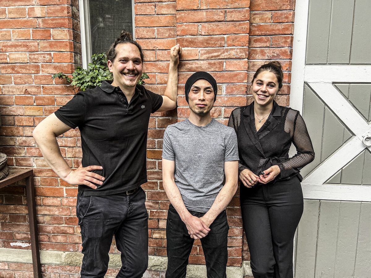 Künstler Masatsugu Okada (Mitte) mit den Galeristen Leonie Hirn und Calvin Mechora. franc