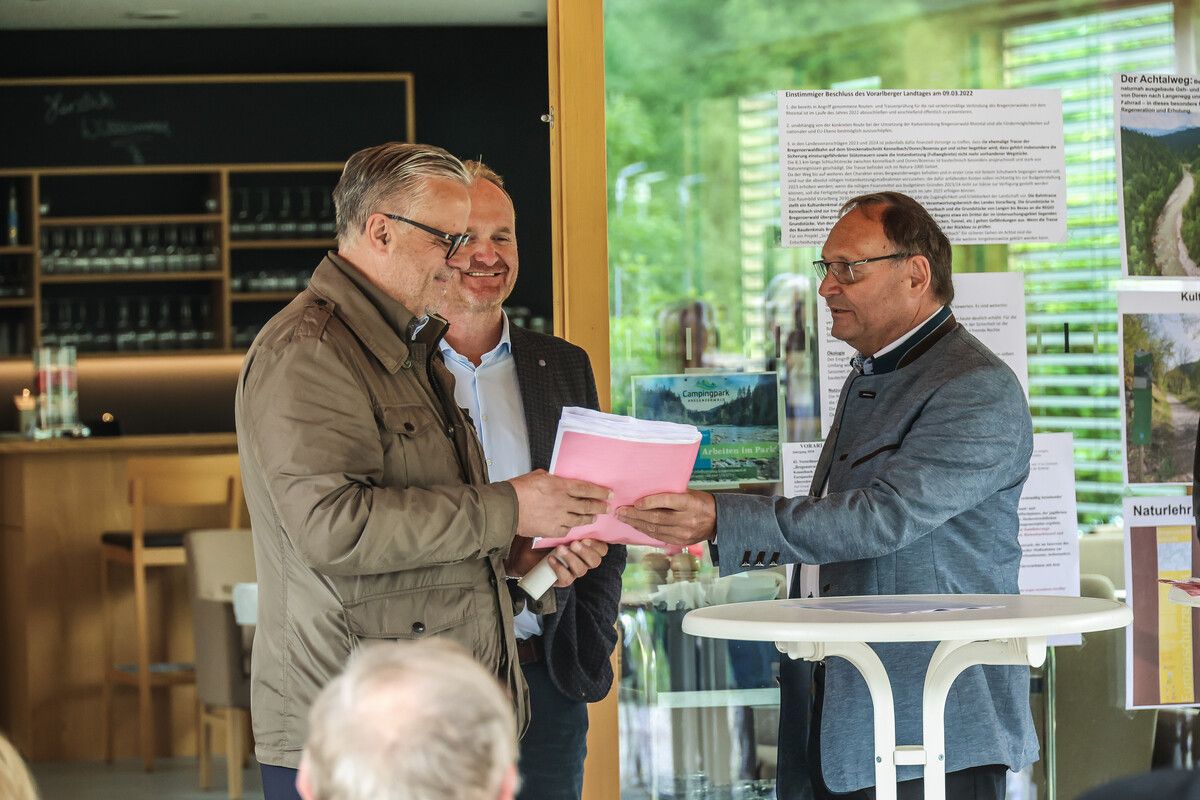 Kurt Krottenhammer (r.) hat die Unterschriften in Doren überreicht. VN/Steurer