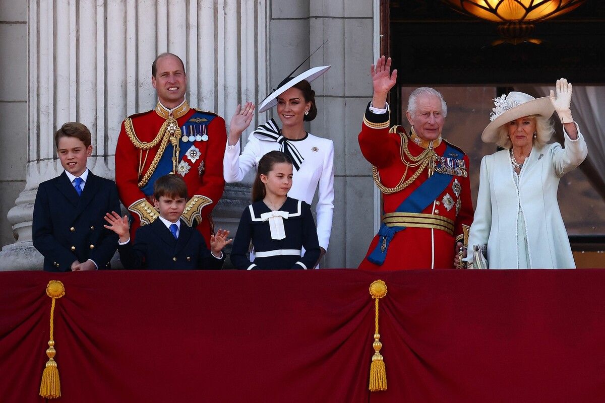 Lächelnd und winkend zeigte sich Prinzessin Kate mit dem Kern der königlichen Familie auf dem Balkon des Buckingham-Palasts. AFP