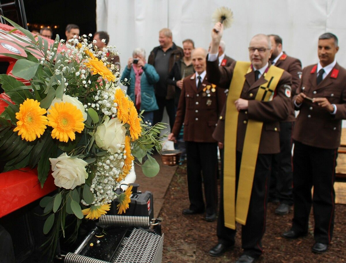 Landesfeuerwehrkurat Pater Dominikus nahm die Segnung vor, assistiert „vom ältesten Ministranten, den ich jemals hatte“: Josef Düringer, 86 Jahre alt und seit 68 Jahren Feuerwehrler. STP (3)
