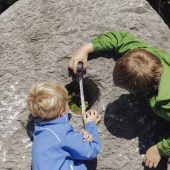 Steinschaf Erna sucht Mineralien in St. Anton