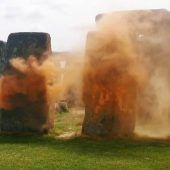 Stonehenge mit ­orangefarbener ­Substanz besprüht