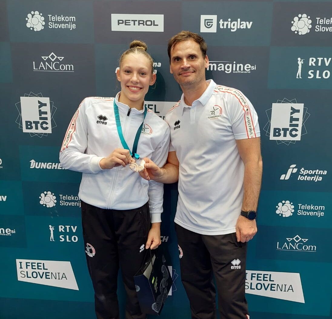 Leni Bohle mit Landes- und Nationaltrainer Daniel Rexa.Turnsport Austria