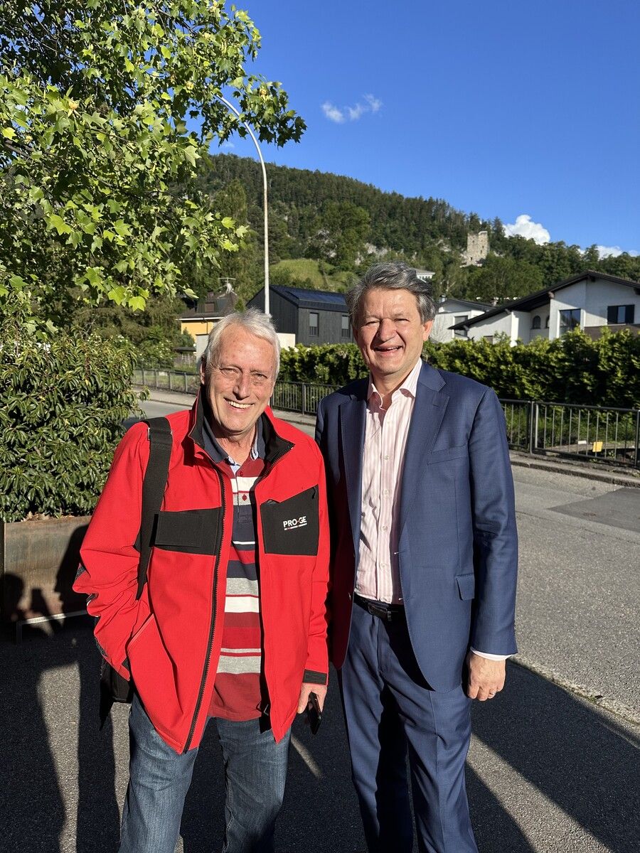 Loacker freute sich über ein Foto mit Neos-Kandidat Brandstätter.