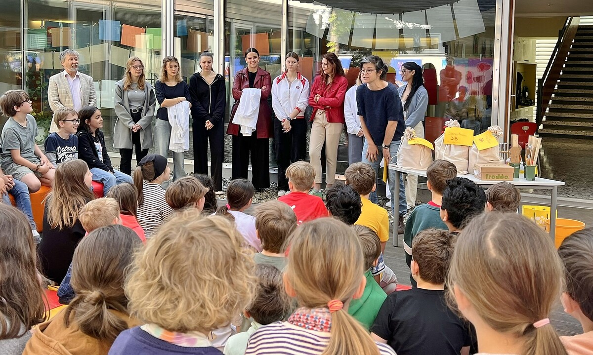 Lucia Emerich-Rüdisser, Koordinatorin für die Schulprojekte zur Umweltwoche, lobte die Schülerinnen und Schüler für ihre Kreativität. cth
