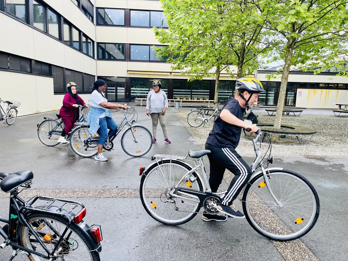 Lutz Schmelzinger zeigte, wie man sicher Fahrrad fährt. Gemeinde Lustenau
