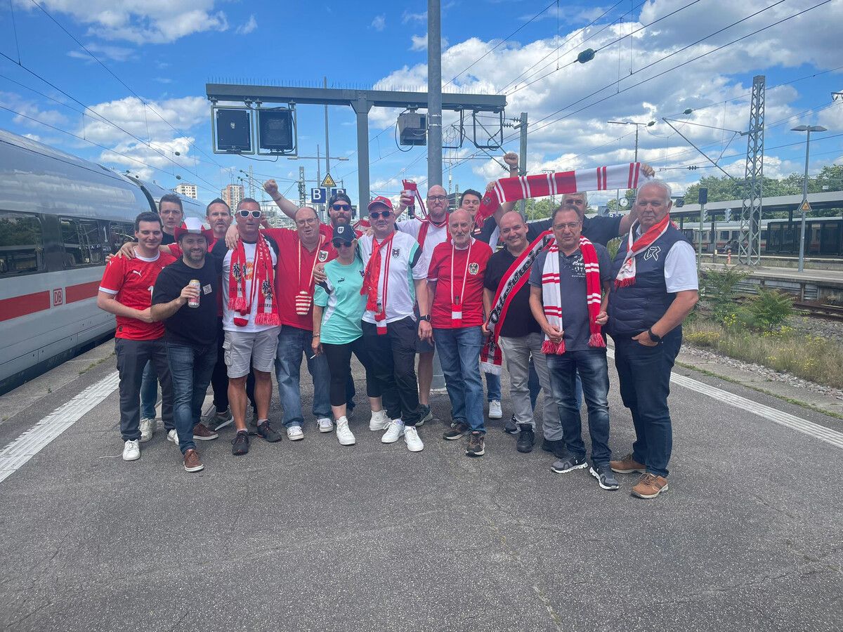 Mal kurz die Pause in Stuttgart genützt für ein gemeinsames Bild. Noch mehr Fotos von der Fahrt gibt es auf VN.AT.VN