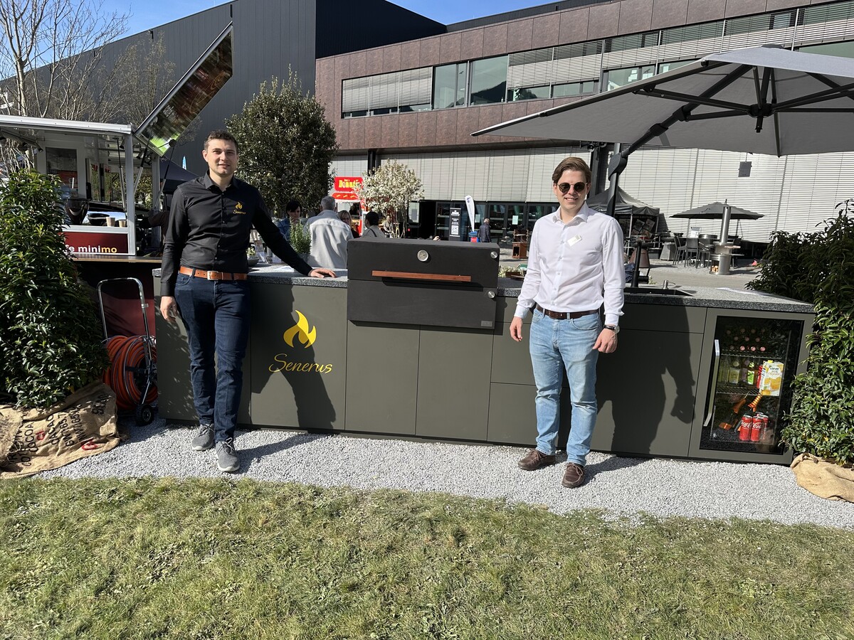 Manuel Lutz (l.) und Mario Welte zeigten auf der Messe, wie sie sich Lifestyle und Genuss im Sommer vorstellen: “Das Interesse an unserer Outdoorküche war sehr groß”. FA