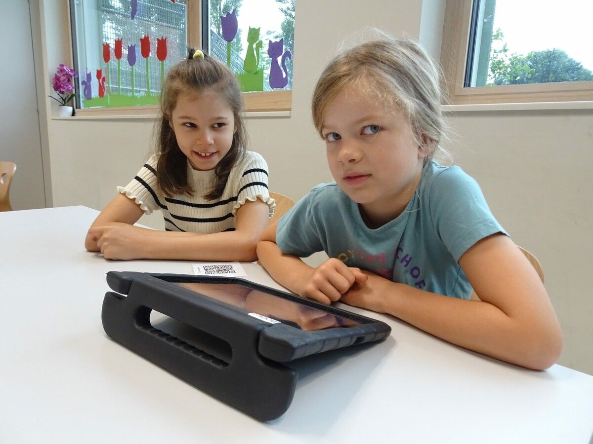 Marie und Fiona gestalten im Rahmen des MINT-Unterrichts ihr erstes Buch. cth (3)