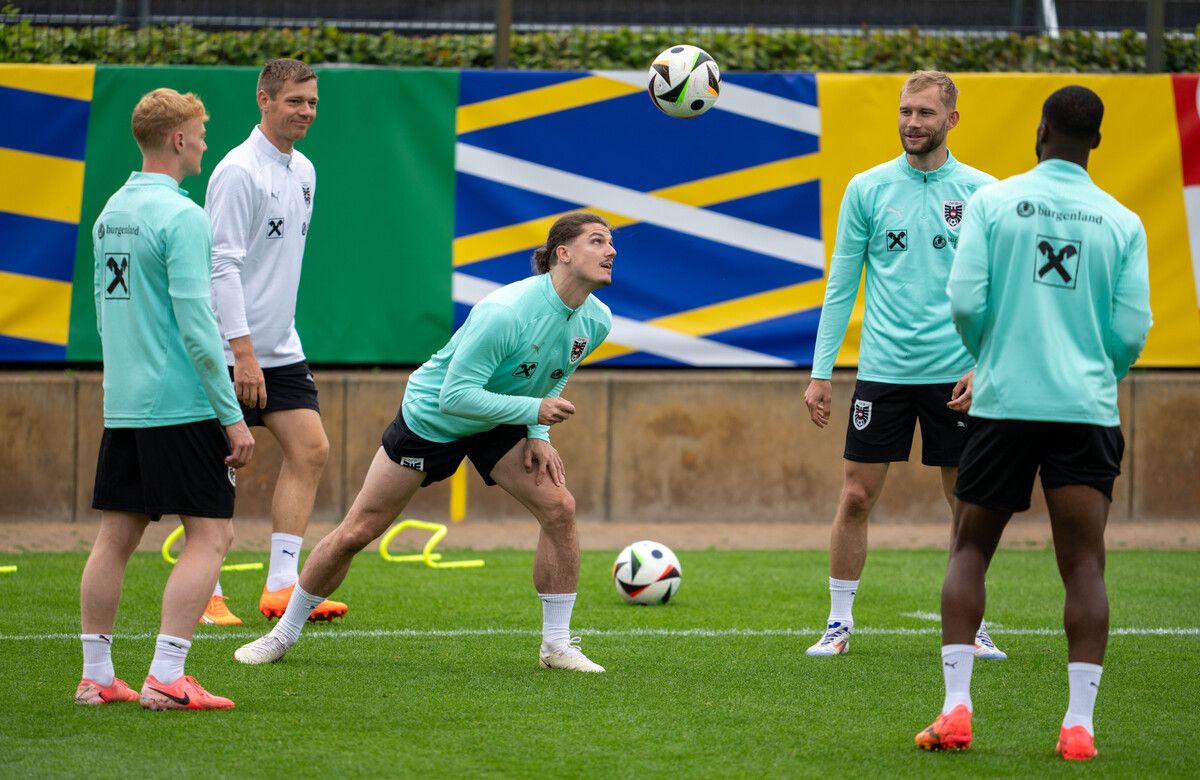 Martin Hämmerle schmunzelt, wenn er den Spielern beim „Aufwärmen“ zusieht. Von links: Nicolas Seiwald, Marcel Sabitzer, Konrad Laimer und Kevin Danso.gepa