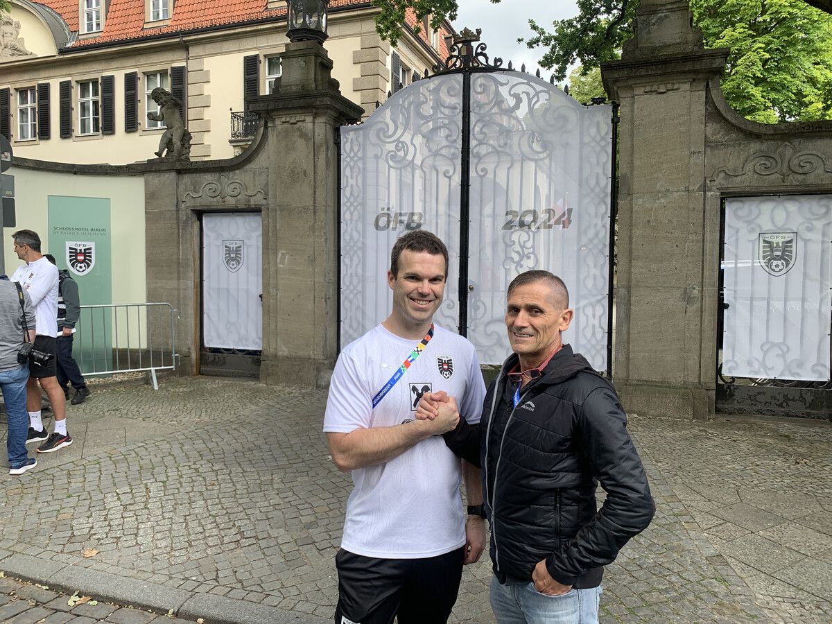 Martin Rinderer kam für einen Sprung vor den „Vorhang“ und war sichtlich angetan von dem Basecamp der österreichischen Fußball-Nationalmannschaft. VN