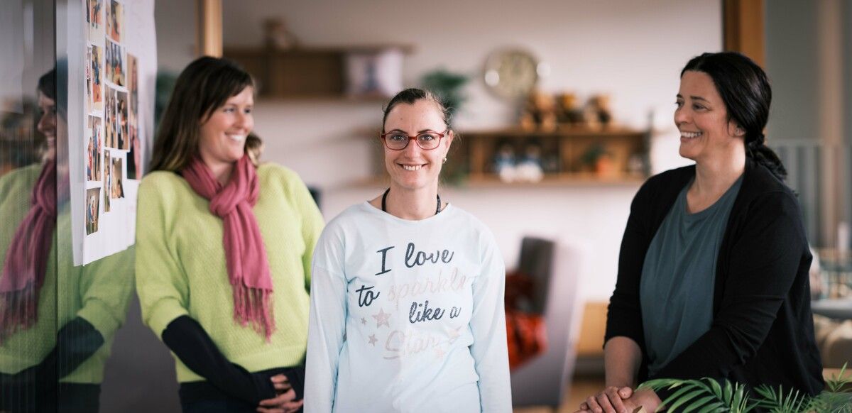 Martina Klinger (l.) und Claudia Ganahl (r.) sind wichtige berufliche Stützen für Magdalena Ganahl. caritas vorarlberg (2)