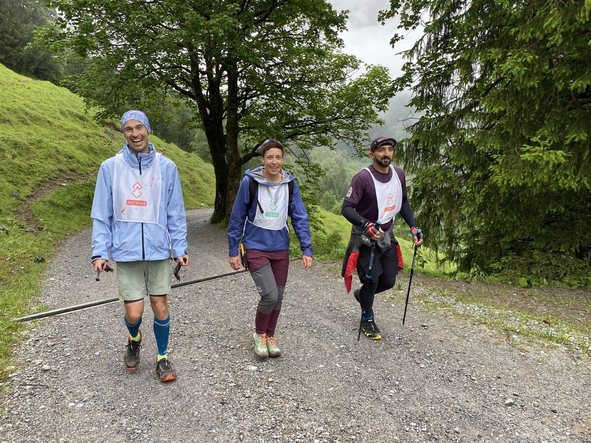Mathias Preissler (l.), Organisatorin Saskia Bauer und Patrick Konzett (r.) auf dem Weg zur Bergstation der Palüdbahn. VN/JUN (3)