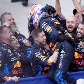 Verstappen siegt im Regenchaos