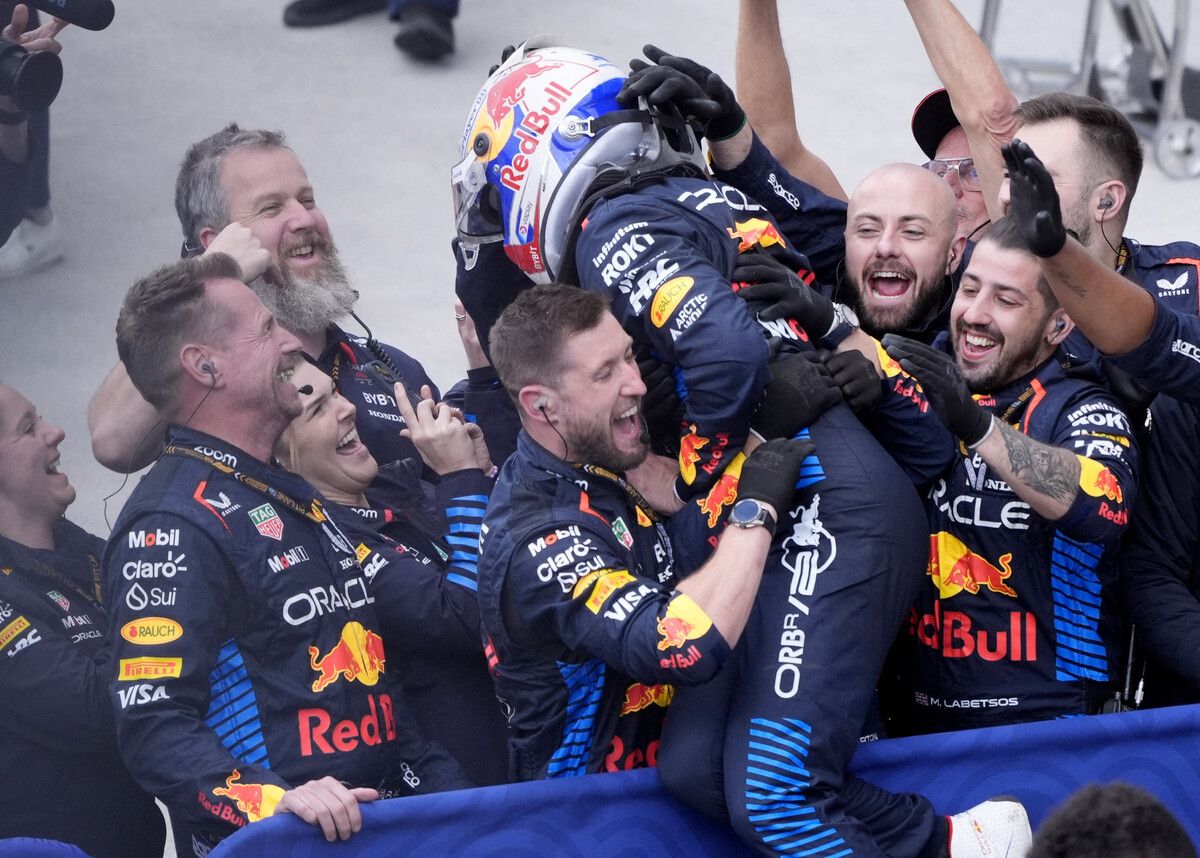 Max Verstappen ließ sich nach seinem Sieg in Montreal von seinem Team gebührend feiern.reuters
