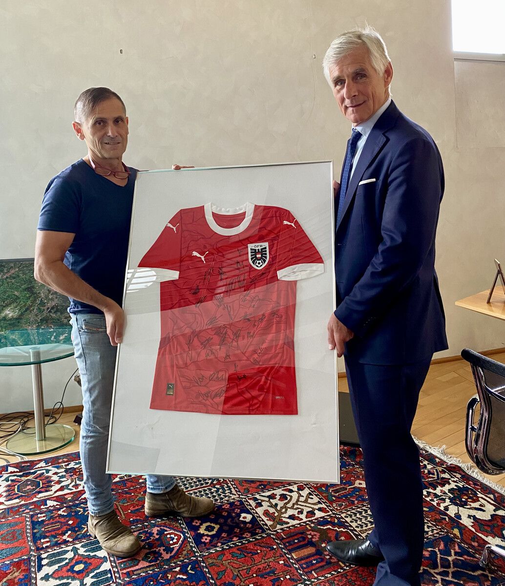 Michael Linhart zeigt das Geschenk des Nationalteams: Der aktuelle Dress mit den Unterschriften aller Spieler und Betreuer.vn