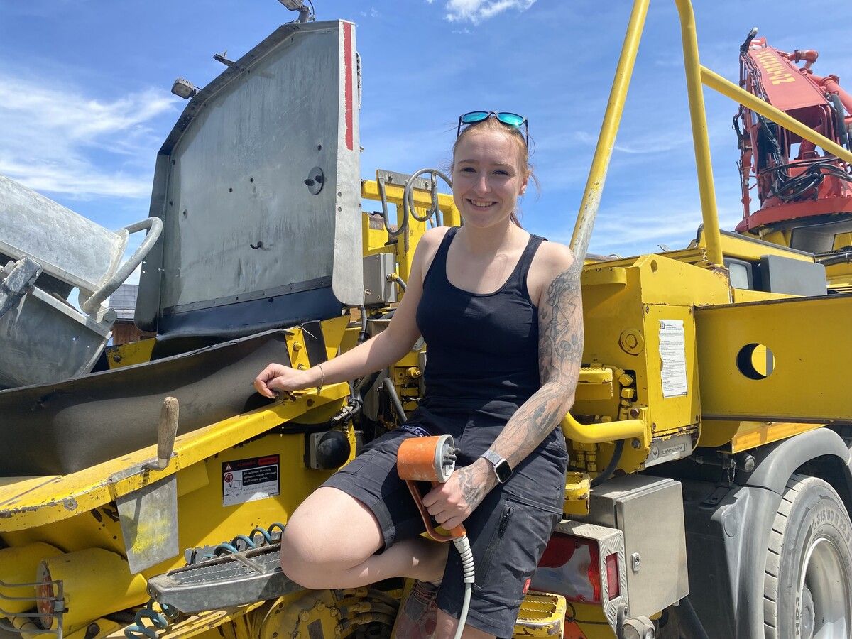 Michelle Ploner lädt den Beton auf der Baustelle für das neue Bergrestaurant Grüneck aus.  VN/JUN