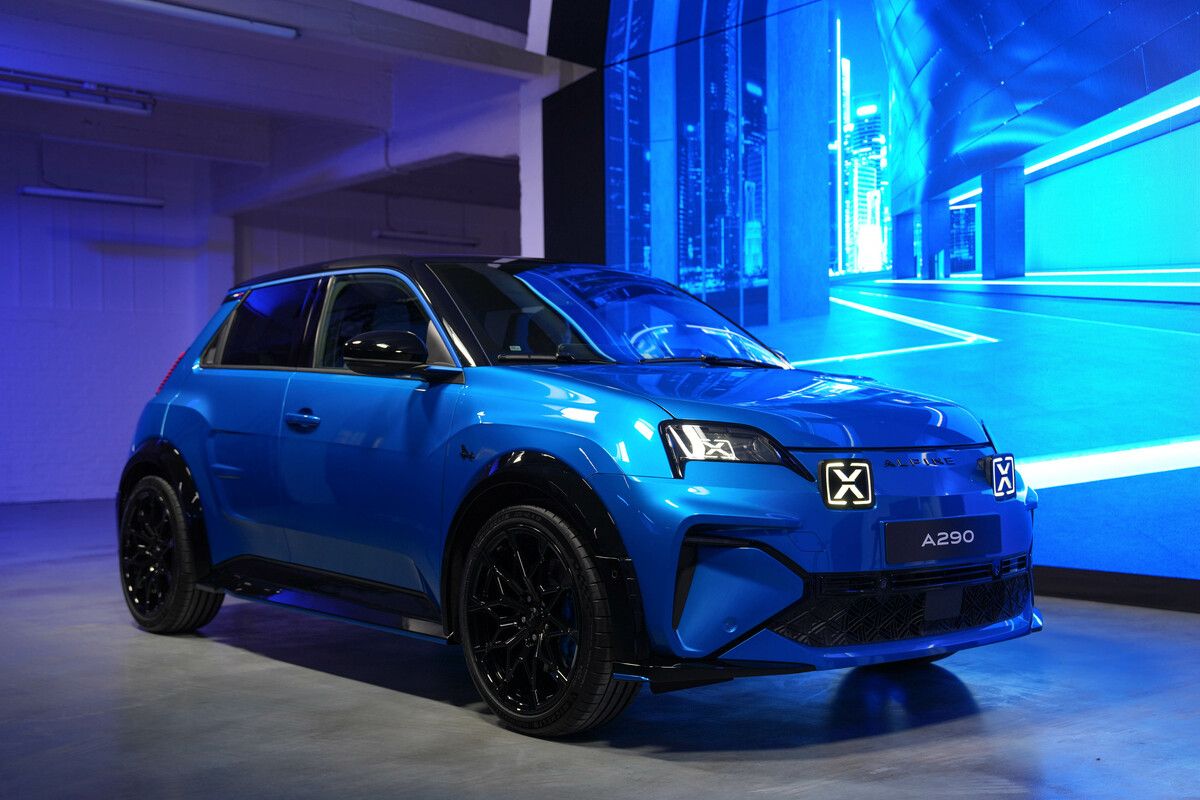 Mit dem A290 setzt Alpine die Tradition der schnellen, starken Kleinen von Konzernmutter Renault fort. Der vollelektrische Hot Hatch soll Ende 2024 als eine Art „elektrische Wiedergeburt des Renault 5 Turbo“ starten. Beim Antrieb bedient sich Alpine nicht beim künftigen Plattform-Bruder R5, sondern beim größeren Megane Electric. Die stärkere der zwei angebotenen E-Maschinen bringt es auf 160 kW/218 PS, liefert bis zu 300 Nm Drehmoment und soll den frontgetriebenen, 1,48 Tonnen schweren Alpine-Spross in den Versionen GT Performance und GTS binnen 6,4 Sekunden von null auf 100 km/h befördern.