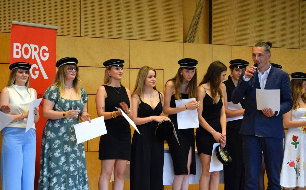 Mit der Zeugnisverteilung ging für Maturantinnen und Maturanten eine schöne Zeit am BORG zu Ende. ME (3)