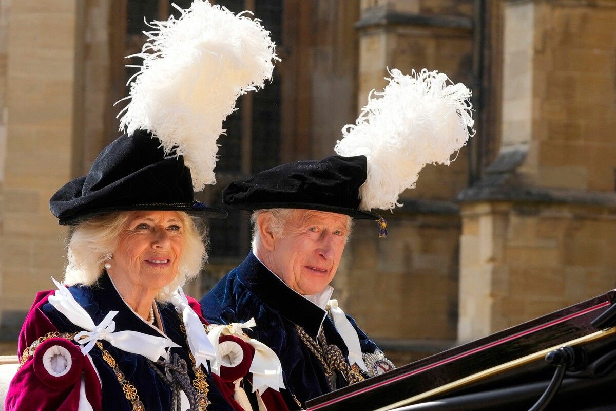 Mit Federhut und Robe zogen König Charles III. und Königin Camilla beim Hosenbandorden „Garter Day“ durch den Vorhof in Windsor. AFP