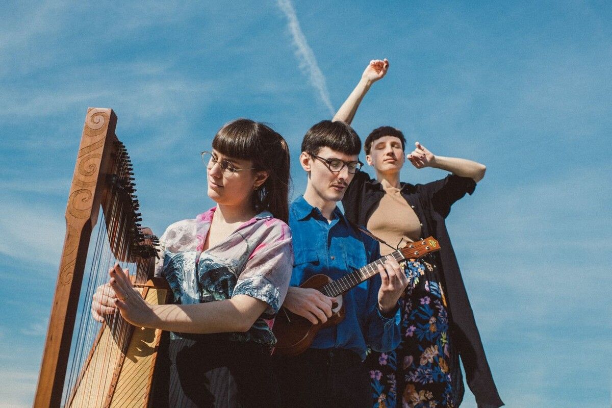 Mit Harfe, Ukulele und drei Kehlköpfen vertonen SarahBernhardt das Erbe der Mostviertler Kindheit. Am Samstag tritt die Band am Arbogaster Dorfplatz auf.SarahBernhardt/Karin Hackl