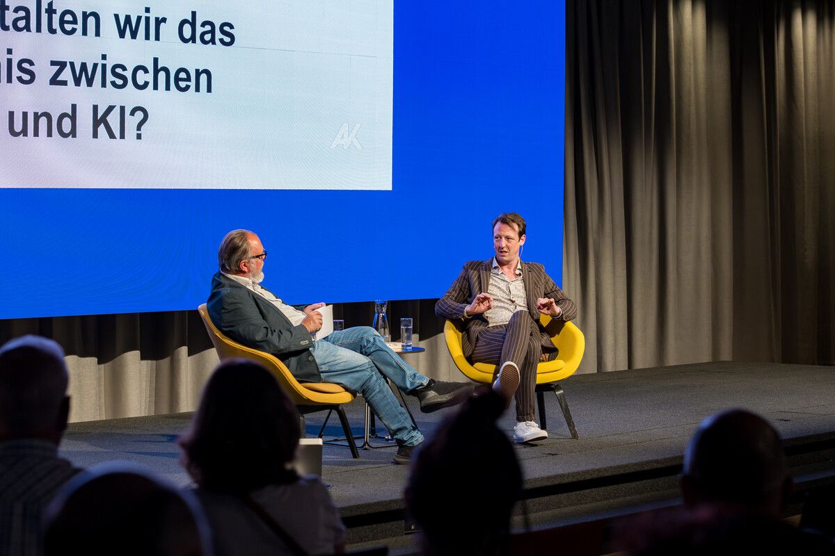 Moderator Thomas Matt und Entscheidungsforscher Niklas Keller warteten mit spannenden Ansätzen zum Thema künstliche Intelligenz auf. Marc Tiebault