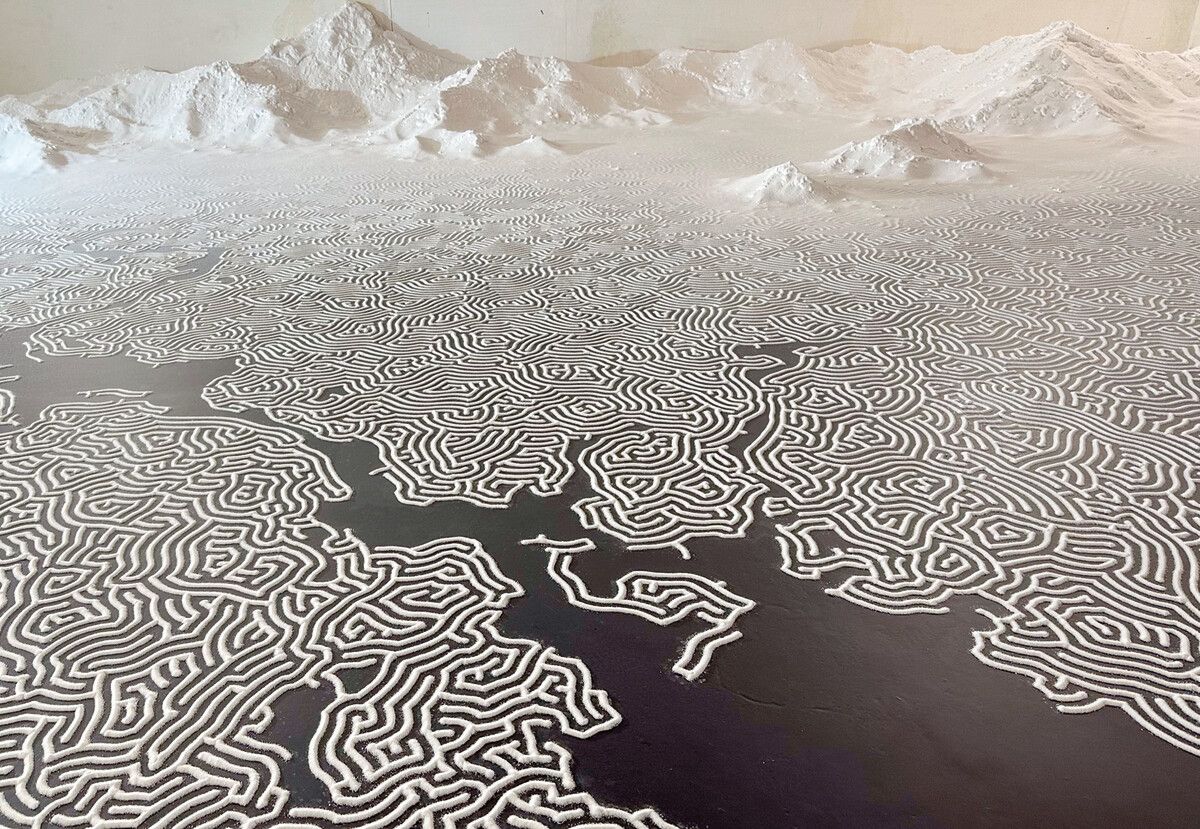 Motoi Yamamoto zeichnete ein Labyrinth aus Salz, seinem künstlerischen Material. Erh