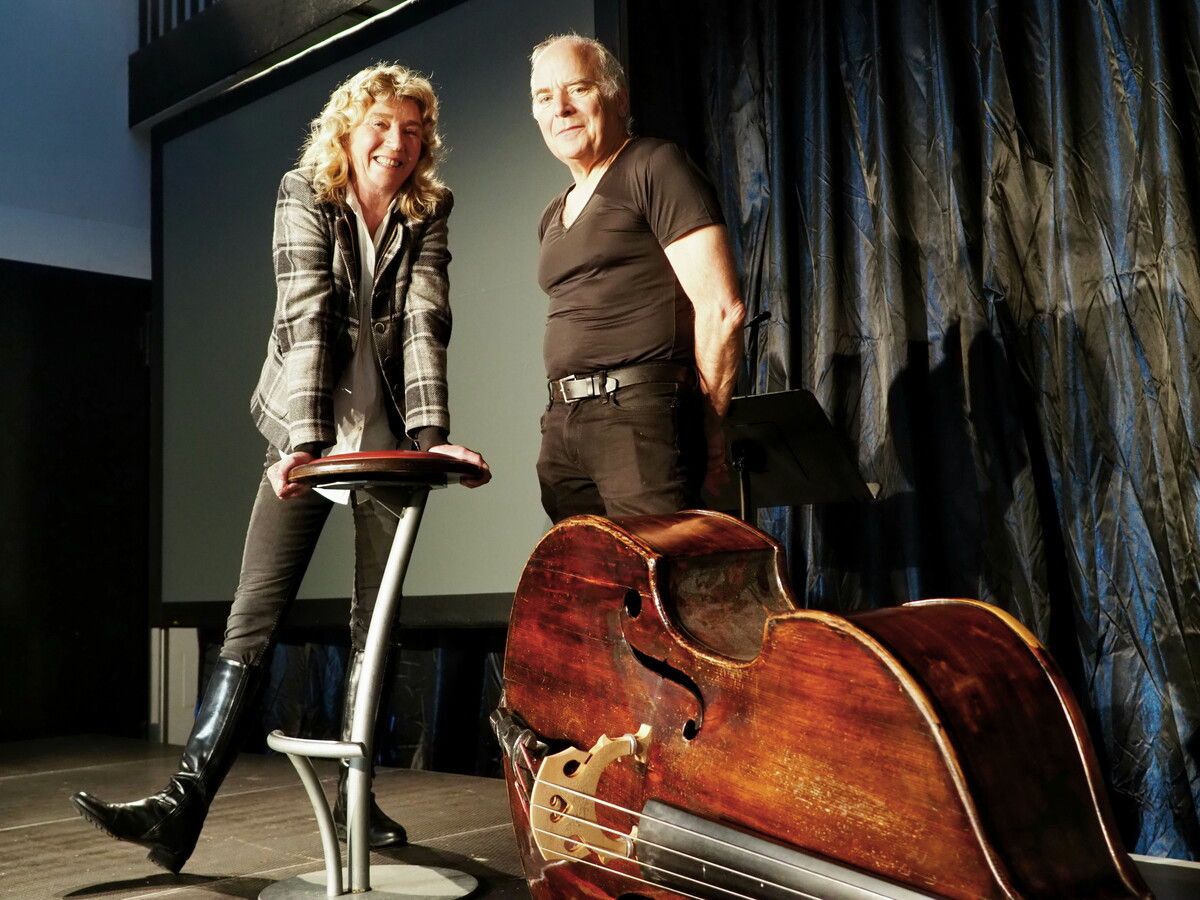 Musiker Peter Herbert im Gespräch mit Kulturjournalistin Ingrid Bertel bei der Plattenpräsentation im Theater Kosmos. sie