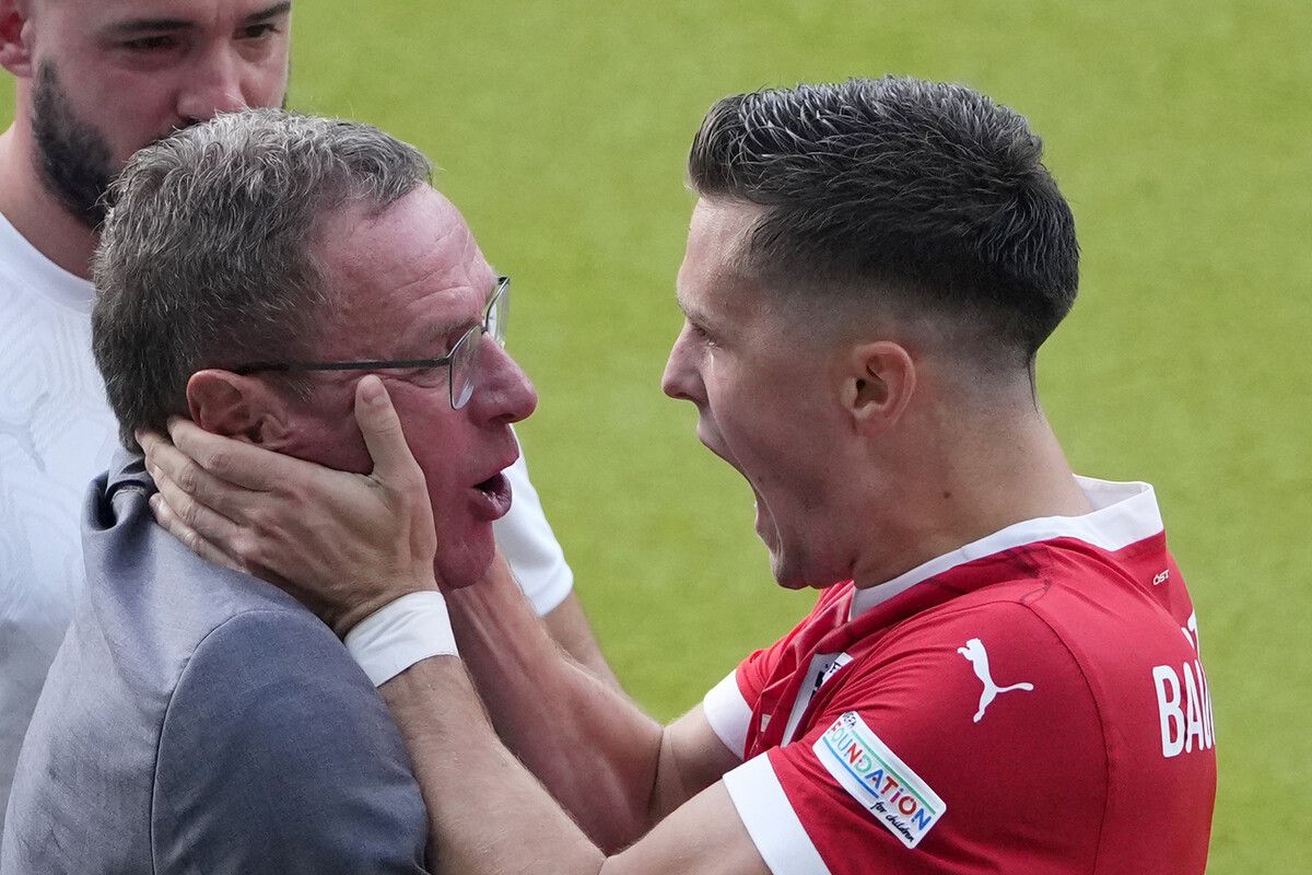 Nach seinem Treffer zum zwischenzeitlichen 2:1 feierte Christoph Baumgartner mit Teamchef Ralf Rangnick. ap