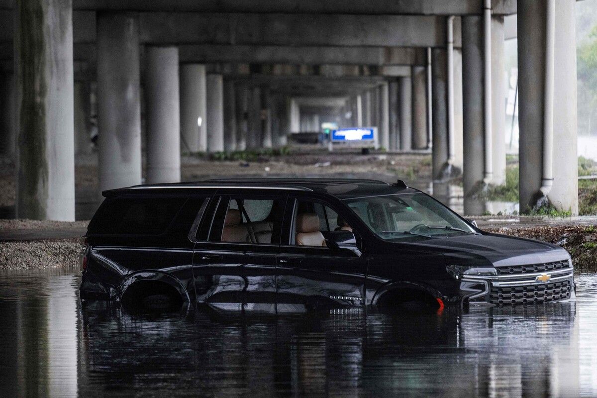 Nach Überschwemmungen in Florida steht in der Nähe des Fort Lauderdale-Hollywood International Airport ein verlassenes Auto im Wasser. AFP
