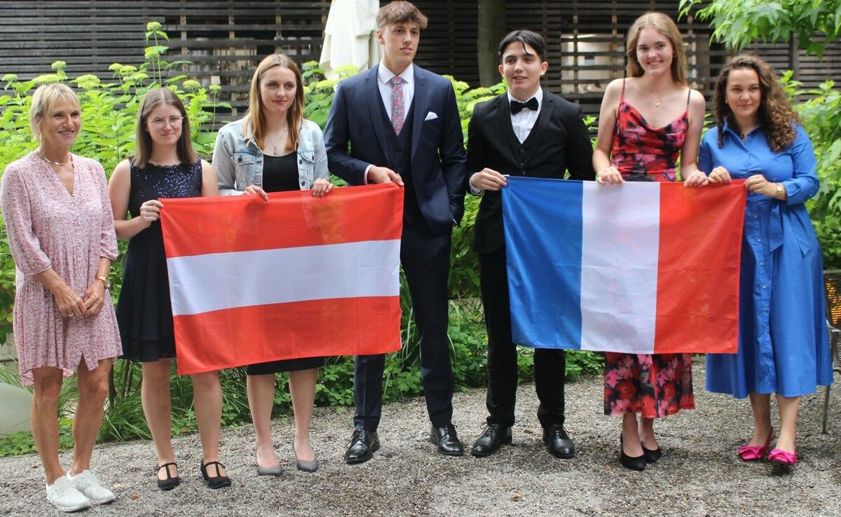Nach weißer Fahne rot-weiß-rot und Tricolore: Unter Leitung von Marion Maier (l.) werden Lisa Kaufmann, Stefanie Hägele, Julian Hefel, Peter Winkler, Johanna Heine und Anna Urach (v. l.) bei den Olympischen Spielen in Paris im Austria Haus im Einsatz sein. STP (2)
