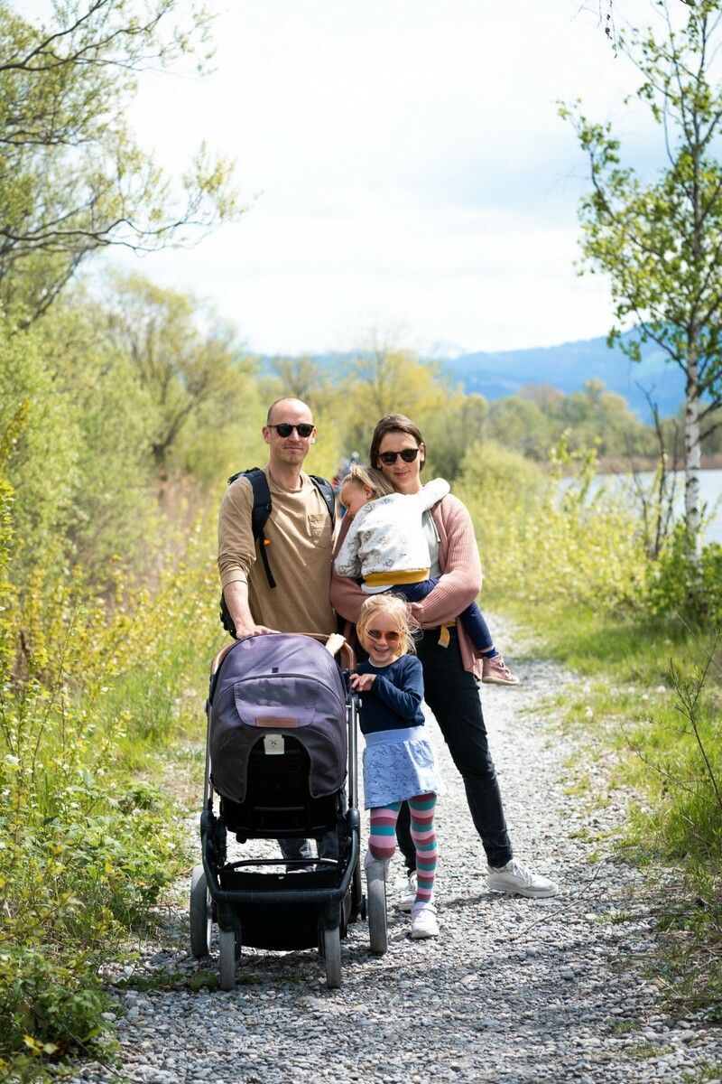 Natalie und Yannick Dück mit Gesa auf dem Arm der Mama, Mila und Yuna im Kinderwagen. Dück (4)