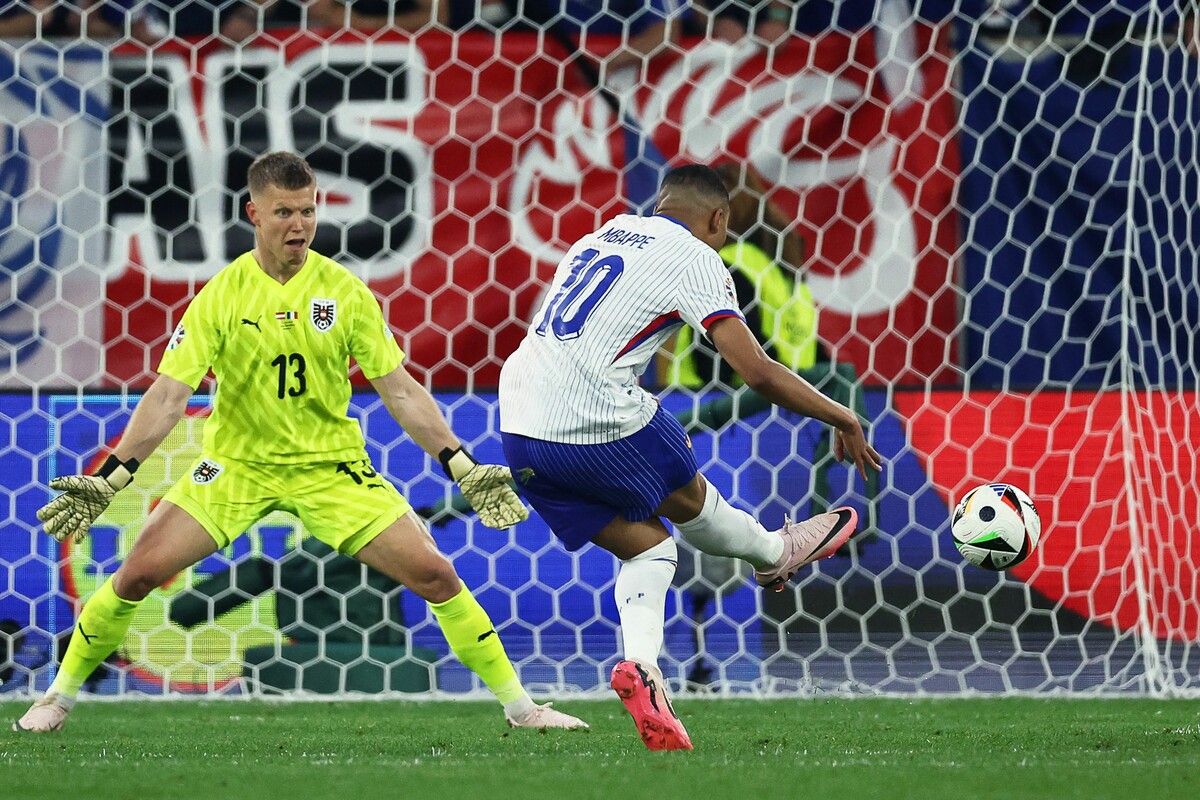 Nicht das einzige Duell zwischen Torhüter Patrick Pentz und Superstar Kylian Mbappé. Ein persönliches Duell, das der Österreicher für sich entschied.ap