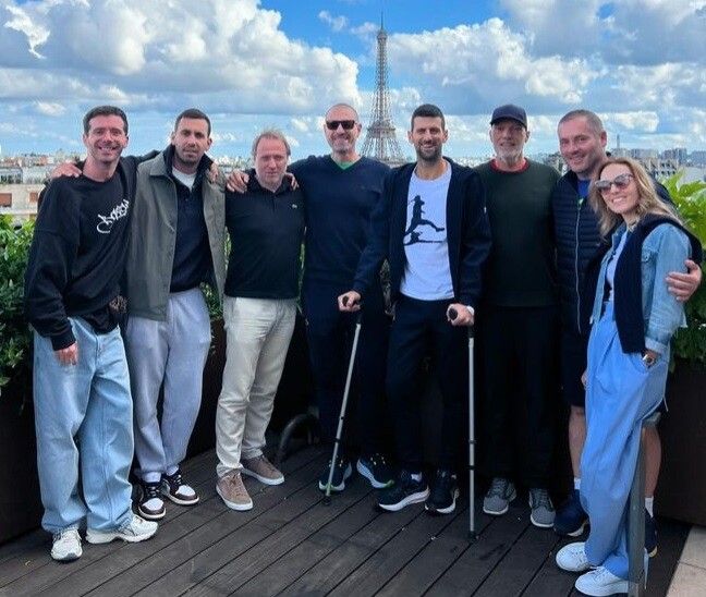 Novak Djokovic (mit Krücken) mit Familie und Freunden nach dem operativen Eingriff vor dem Eiffelturm instagram