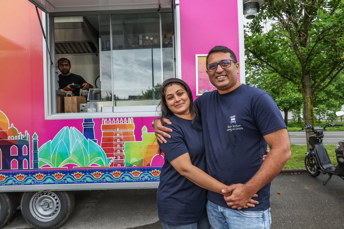 Nursat und Tahir Rajaji betreiben zusammen den indischen Foodtruck. vn/steurer