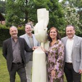Meterhohe Skulpturen im Park