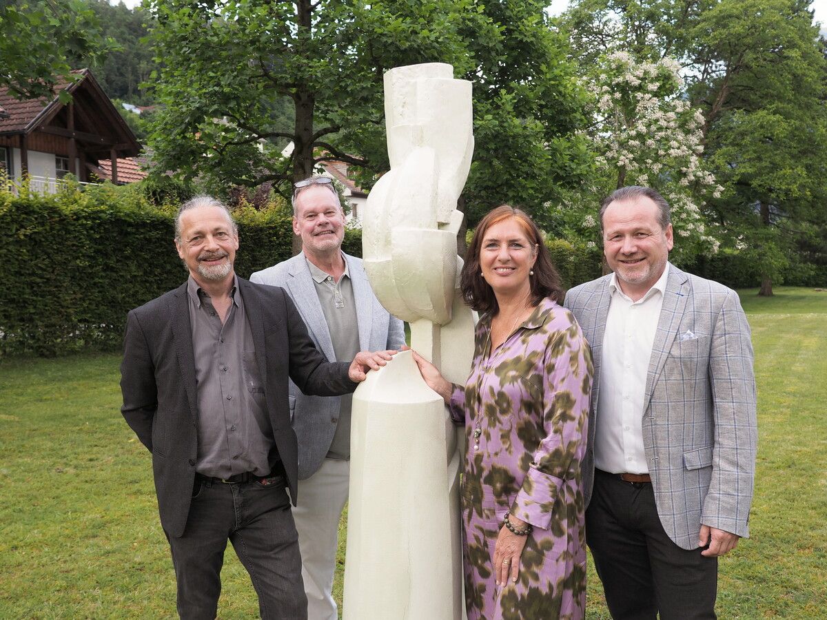 Obfrau Elisabeth Tschann (Verein Villa Falkenhorst) mit Künstler Magnus Pöhacker, Vernissageredner Thomas Schiretz und Bürgermeister Harald Witwer bei der Eröffnung des Blumenegger Skulpturenparks. SIE (6)