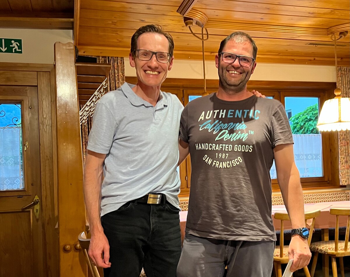 Obmann Wolfgang Pfister (l.) bedankt sich bei Thomas Berjak für 22 Jahre Vereinsarbeit. Badmintonclub Thüringen