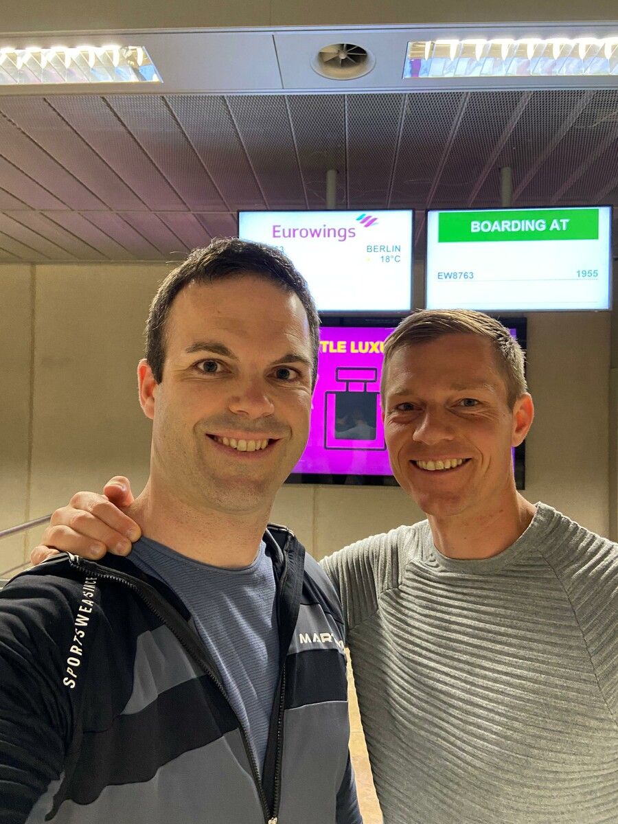 ÖFB-Ernährungswissenschaftler Martin Rinderer (l.) und Physiotherapeut und Athletiktrainer Martin Hämmerle vor dem Abflug nach Berlin zur EURO 2024.Privat