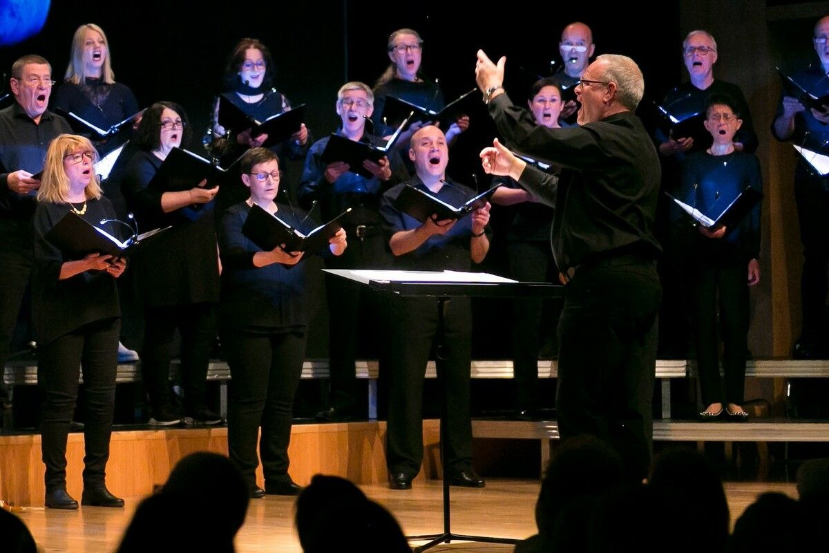 Österreichische Erstaufführung des Musical-Oratoriums von Craig Hella Johnson mit dem Chorensemble Vocale Neuburg in der Kulturbühne Ambach in Götzis.Vocale Neuburg