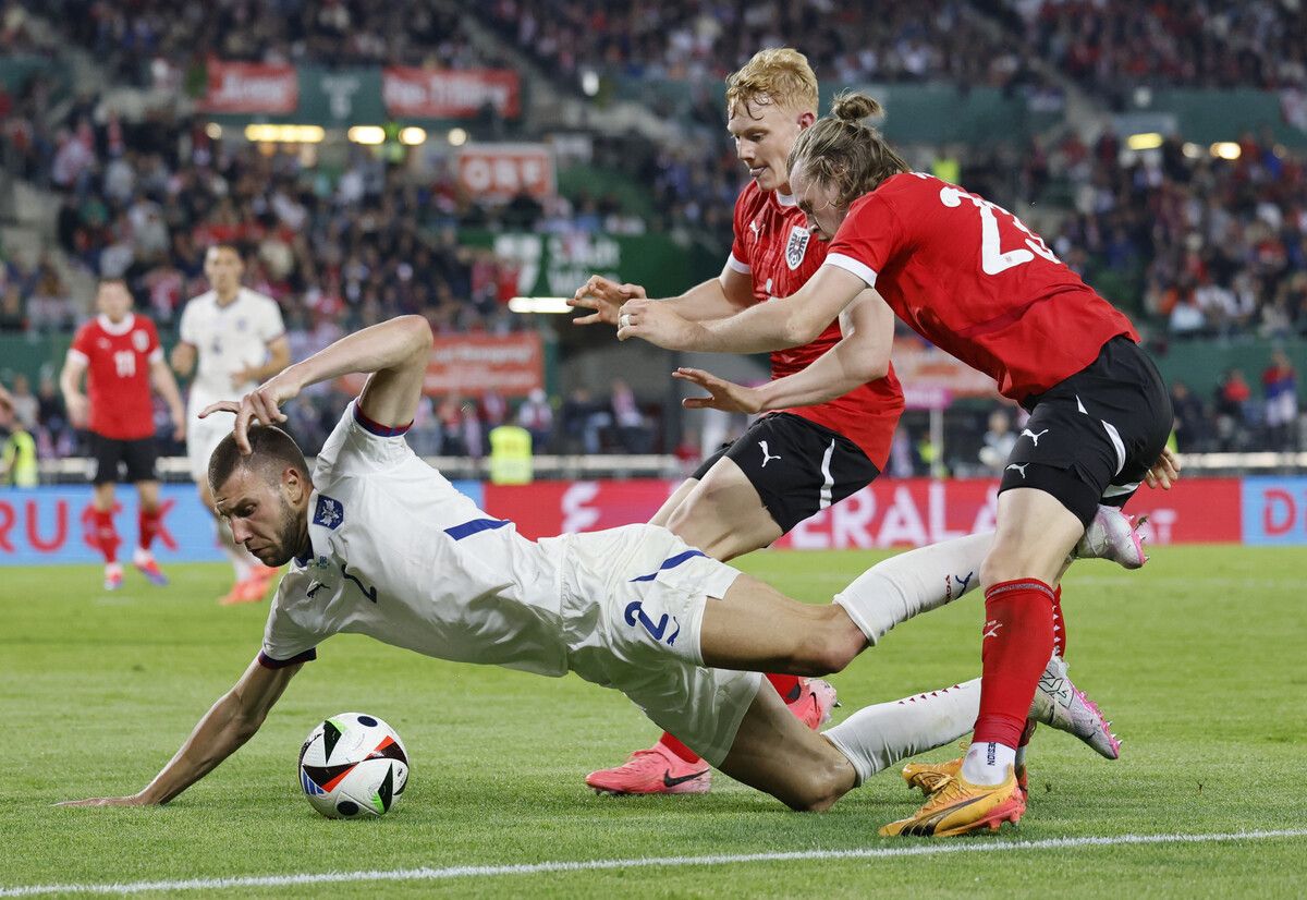 Österreichs Torschütze zum 1:0, Patrick Wimmer (rechts), attackiert zusammen mit Nicolas Seiwald Serbiens Strahinja Pavlovic.Reuters