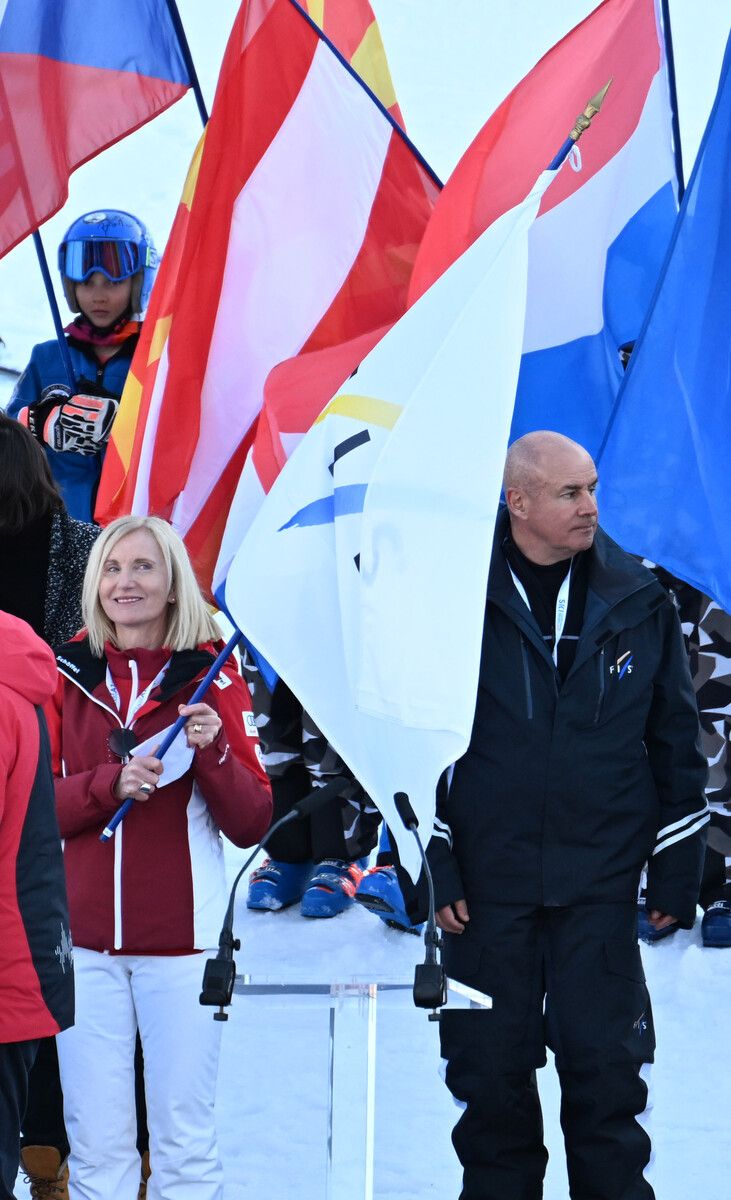 ÖSV-Präsidentin Roswitha Stadlober und FIS-Oberst Johann Eliasch bei der Fahnenübergabe für die anstehende Alpine-Ski-WM 2025 in Saalbach. APA