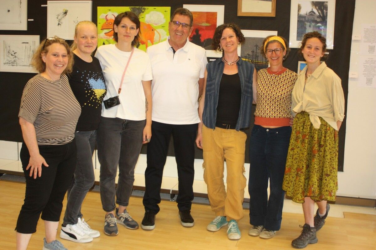 Organisatorin Maryna Liapina (Dritte von links), der Rankweiler Gemeinderat Helmut Jenny und die Künstlerinnen waren begeistert vom großen Interesse der Besucher. VN-TK (2)
