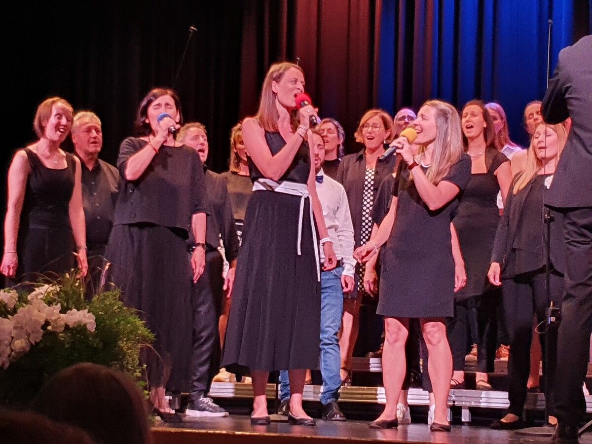 Perfekt aufeinander abgestimmt: Die drei Solistinnen Fabienne Netzer, Susanne Klammsteiner und Carmen Burtscher. ths