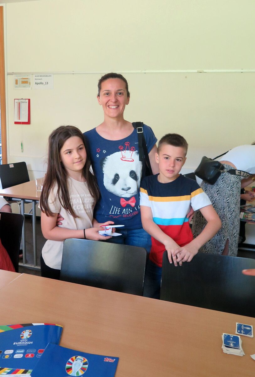 Petar Aleksic, im Bild mit Mama Dragana und Schwester Nina, hatte als Erster sein Album komplett. hapf (3)