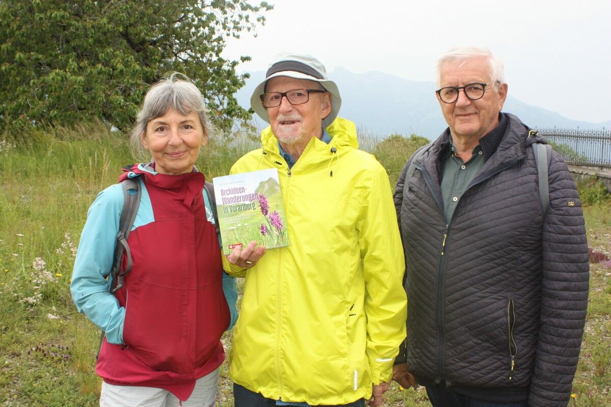 Peter Nachbaur (Mitte) und Tyrolia-Verlag-Mitarbeiterin Anette Köhler sind über das neue Buch hochzufrieden.  VN-TK