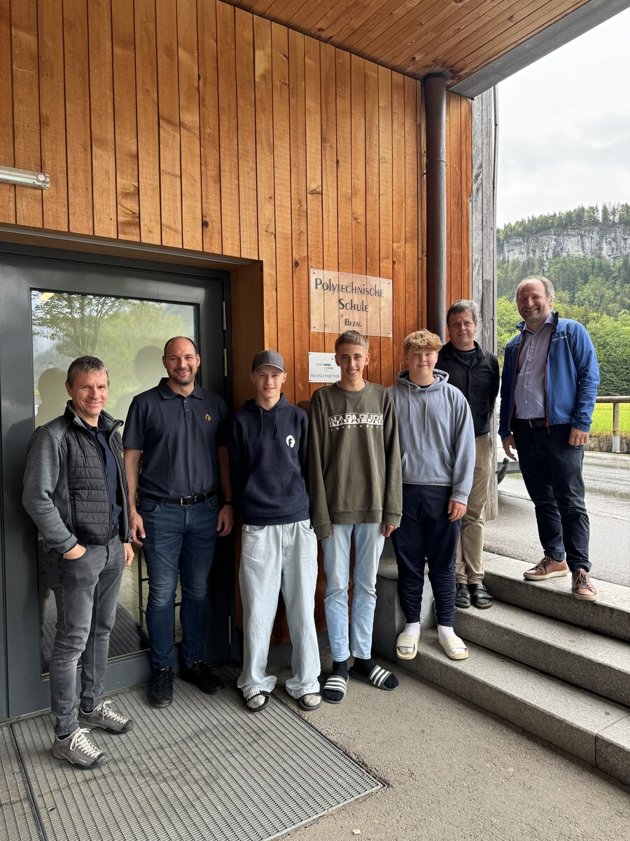 Peter Willi (Elektro Willi, v.l.), Konrad Felder (Felder Metall), Julian Moosbrugger, Ivan Pierro, Reinold Moosbrugger, Reinhard Schuster (Poly Bezau), Richard Dür (illwerke VKW). AHA