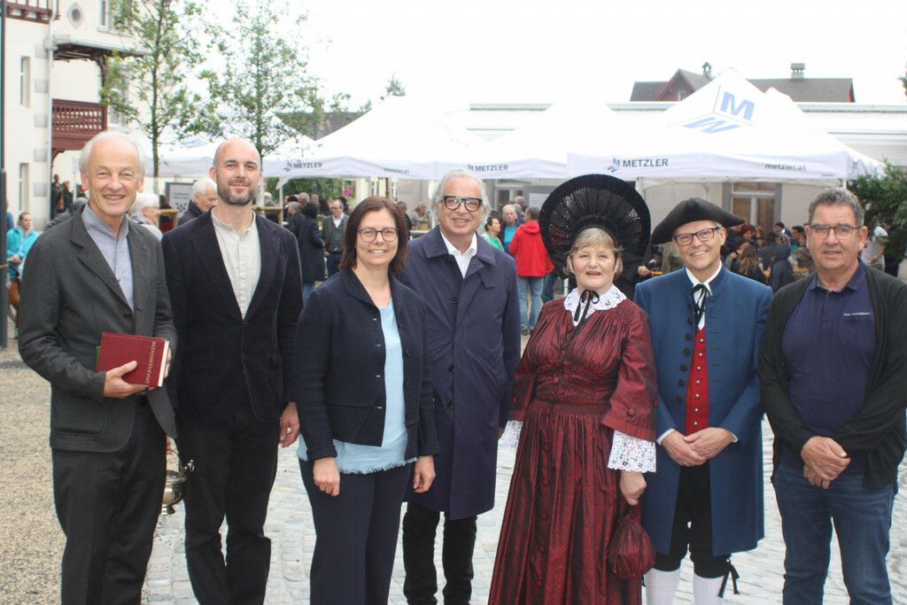 Pfarrer Peter Loretz, Pastoralassistent Ewald Unterhofer, Bürgermeisterin Katharina Wöß-Krall, Architekt Wolfgang Ritsch, Gerlinde und Peter Deisl sowie Gemeinderat Helmut Jenny feierten die Eröffnung mit. VN-TK