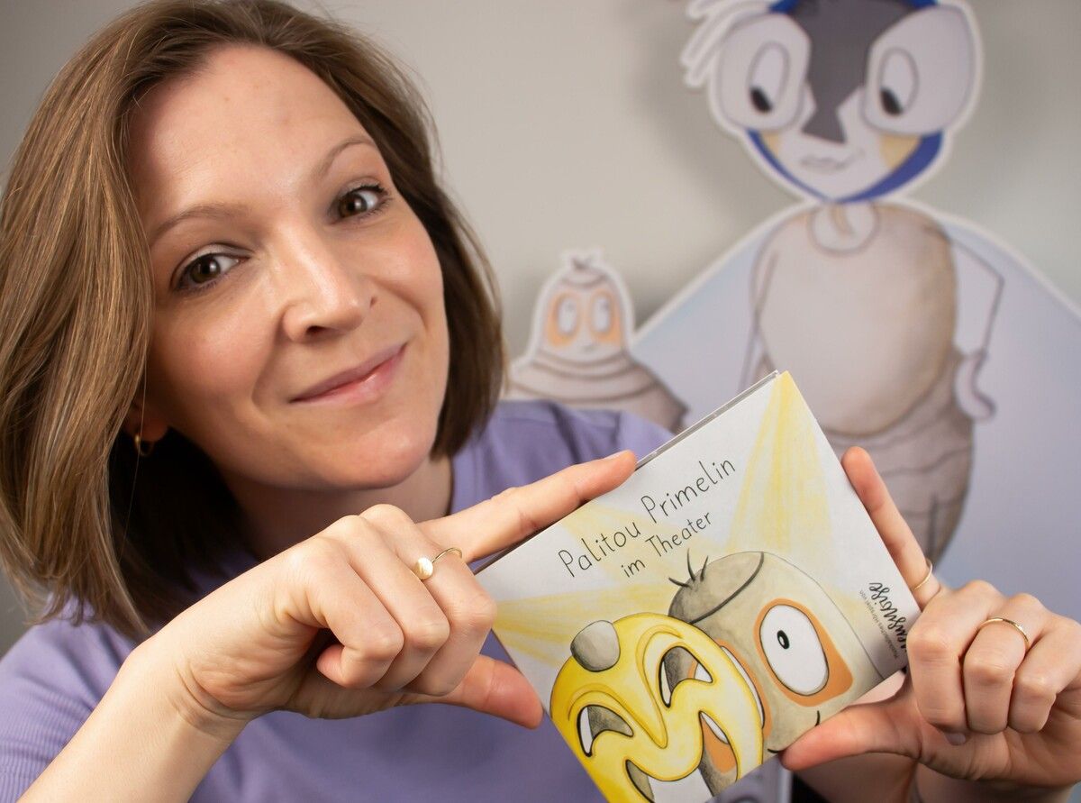 Pia Neururer und ihr neuestes Baby, das Folgeabenteuer von Palitou Primelin, das es ab sofort als Hörspiel gibt. cth