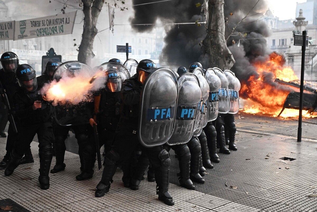 Polizisten feuerten Tränengas auf die Demonstranten in Buenos Aires.AFP